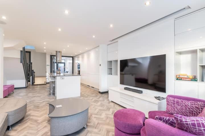 Modern Duplex Apt With 75 Inch Tv I Pass The Keys Γιορκ Εξωτερικό φωτογραφία